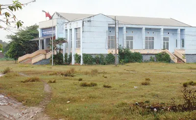 Nhà văn hóa phường Tân Chánh Hiệp, quận 12, TPHCM, đầu tư hàng tỷ đồng xây dựng khang trang lại bị... bỏ hoang. Ảnh: MINH AN