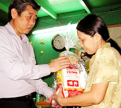 Lãnh đạo TPHCM tặng quà tết người nghèo