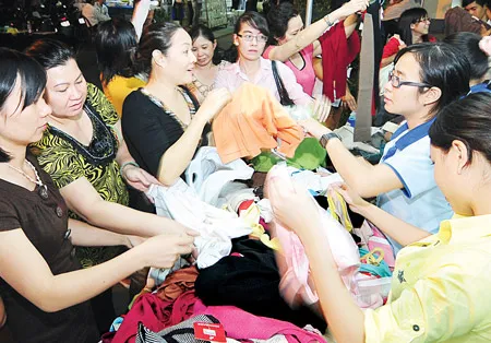Gian hàng thơì trang Lễ hội mua sắm “Nghĩa tình mùa xuân” thu hút nhiều khách hàng. Ảnh: VIỆT DŨNG