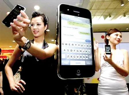 Người tiêu dùng đang mong chờ những chiếc iPhone chính hãng do các nhà mạng Việt Nam cung cấp