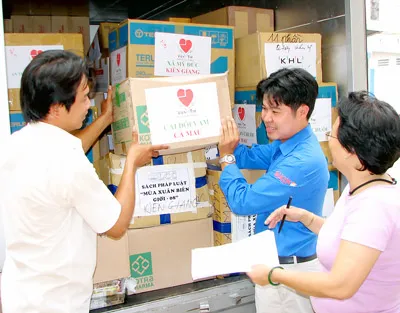 Trên 1,5 tỷ đồng tặng các chiến sĩ, đồng bào nghèo Cà Mau và Kiên Giang