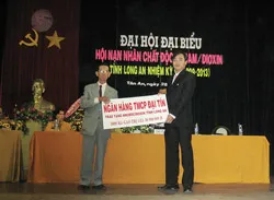 Tặng 300 phần quà và gạo cho Hội Nạn nhân chất độc da cam Long An