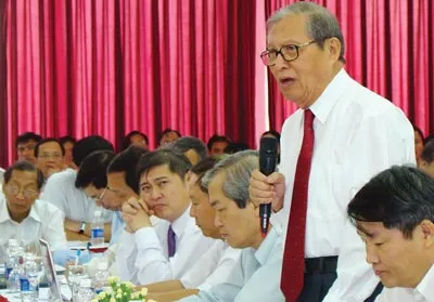 Giáo sư Nguyễn Ngọc Trân đề nghị các đại biểu Quốc hội phải làm rõ khái niệm xã hội hóa trong giáo dục đại học. Ảnh: T.HÙNG