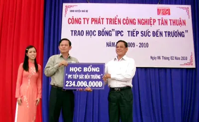 Trao học bổng “ IPC-Tiếp sức đến trường” cho học sinh, sinh viên nghèo hiếu học ảnh 2