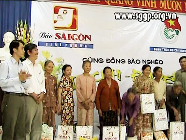 Chi đoàn Báo SGGP tại Đà Nẵng: Tặng quà tết cho đồng bào nghèo Quảng Nam - Đà Nẵng ảnh 2