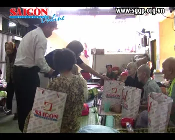 Thăm và tặng quà tết các cụ già cô đơn tại chùa Lâm Quang ảnh 2