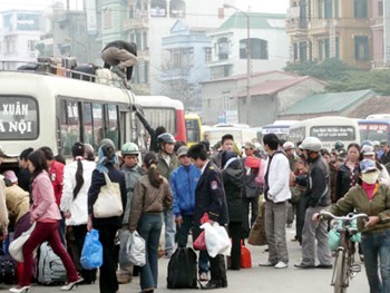 Students heading home for holidays crowd Giap Bat Bus Station in Hanoi nearing the Tet New Year break (Photo: VnExpress)