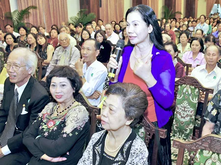 Kiều bào trao đổi với cơ quan chức năng về thủ tục liên quan đến quốc tịch và sở hữu tài sản. Ảnh: VIỆT DŨNG