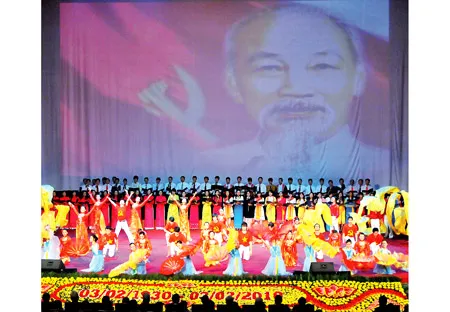 Biểu diễn nghệ thuật tại mít tinh kỷ niệm ngày thành lập Đảng. Ảnh: MINH ĐIỀN