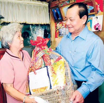 Lãnh đạo thành phố thăm, chúc tết các đơn vị