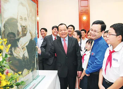 Bí thư Thành ủy TPHCM Lê Thanh Hải trò chuyện cùng thanh thiếu niên TP nhân ngày thành lập Đảng 3-2. Ảnh: VIỆT DŨNG