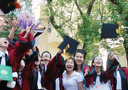 Niềm vui của các cử nhân trẻ ngày ra trường. Ảnh: MAI HẢI