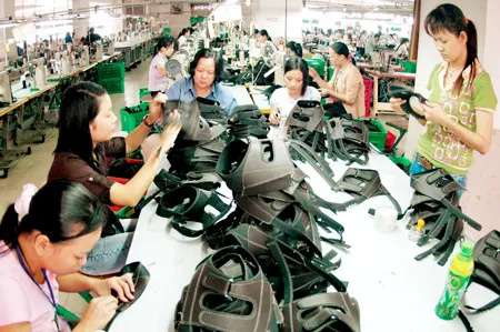 May xuất khẩu tại Công ty May Phương Đông. Ảnh: ĐỨC TRÍ