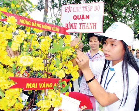 Các em học sinh tham gia cuộc thi “Mai vàng ACB”. Ảnh: TR.NG.