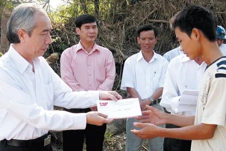 Thăm, chúc tết bà con nghèo