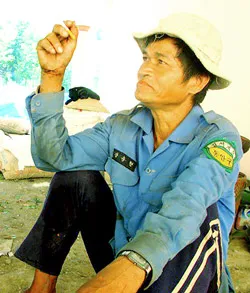 Đến giờ, ông Xắc vẫn không hiểu vì sao sau khi trúng kỳ nam, hai đứa con ông lại bỏ làng và trở nên hư hỏng. Ảnh: VĂN CHƯƠNG