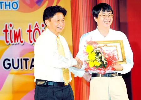 Tổng biên tập Báo SGGP Trần Thế Tuyển (trái) trao giải nhất về thơ cho tác giả Trương Nam Hương, đoạt giải nhất với bài thơ “Hà Nội một thời”. Ảnh: AN DUNG