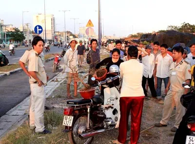 Lực lượng thanh tra xây dựng quận 6 đang ngăn một số người dân chuyển cây mai từ ghe lên xe máy đi bán