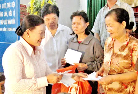 Quà xuân nghĩa tình