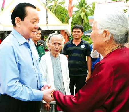 Bí thư Thành ủy Lê Thanh Hải thăm hỏi gia đình liệt sĩ Trần Văn Ơn. Ảnh: VIỆT DŨNG