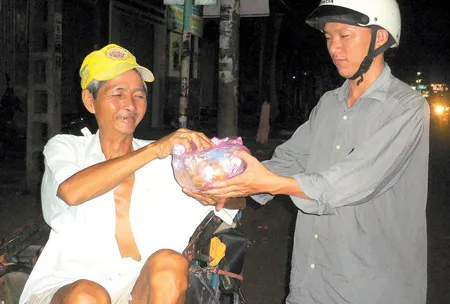 Ông Trần Ích Phú, 61 tuổi, cảm thấy ấm lòng khi nhận phần quà thịt kho trứng và bánh tét.