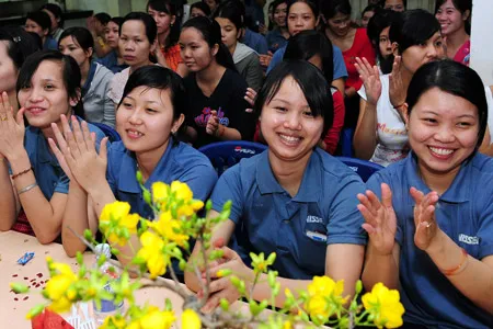 Công nhân vui đón tết tại khu nhà lưu trú công nhân Công ty Nissei. Ảnh: VIỆT DŨNG