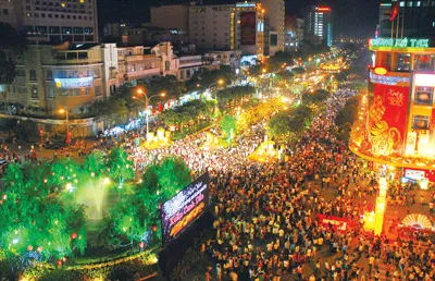 Đường hoa Nguyễn Huệ đêm khai mạc. Ảnh: Hoàng Thạch Vân