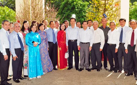 Chủ tịch nước Nguyễn Minh Triết, Thủ tướng Nguyễn Tấn Dũng chúc tết lãnh đạo TPHCM và các cán bộ cách mạng lão thành. Ảnh: A.THƯ