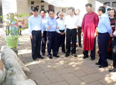 Đồng chí Trương Tấn Sang thăm quan khu vực dự kiến đặt biểu trưng quần đảo Hoàng Sa, Trường Sa của Việt Nam ở Công viên Lịch sử Văn hóa dân tộc