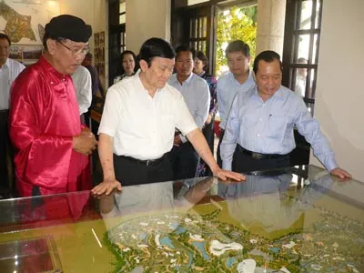 Đồng chí Trương Tấn Sang (giữa) tìm hiểu mô hình quy hoạch (tỷ lệ 1/500) toàn bộ khu công viên Lịch sử Văn hóa Dân tộc (Q.9.TPHCM)