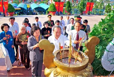 Các đại biểu dâng hương tại buổi họp mặt truyền thống An Phú Đông. Ảnh: VIỆT DŨNG