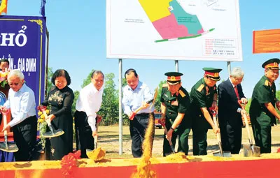 Bí thư Thành ủy Lê Thanh Hải, Chủ tịch UBNDTP Lê Hoàng Quân thực hiện nghi thức động thổ xây dựng Khu truyền thống cách mạng Sài Gòn - Chợ Lớn - Gia Định. Ảnh: VIỆT DŨNG