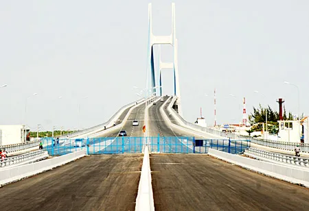 Hệ thống đường nối kết vào cầu Phú Mỹ sẽ hoàn thành trong năm nay. Ảnh: CAO THĂNG