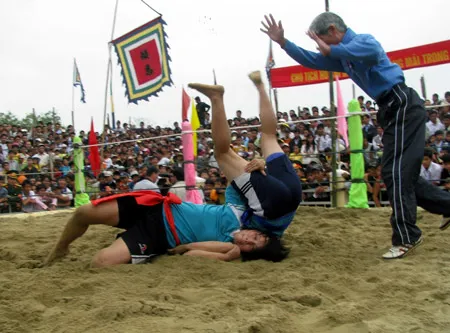 Thừa Thiên-Huế: Khai Hội Vật làng Sình ảnh 2