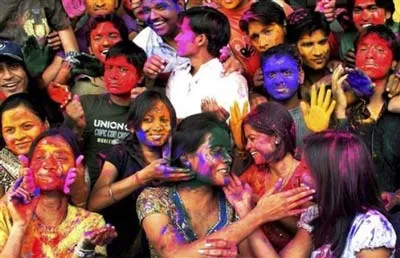 Họ tự tẩm bột màu và màu nước vào người và quẹt vào những người khác.