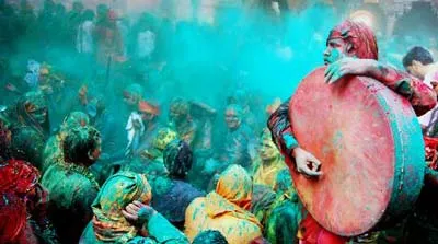 Đánh trống reo hò.