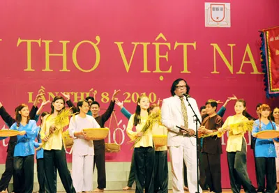 Nghệ sỹ Bảo Cường cùng Đoàn nghệ thuật Quân khu 7 biểu diễn bài thơ "Nhớ Bắc" của thi tướng Huỳnh Văn Nghệ.