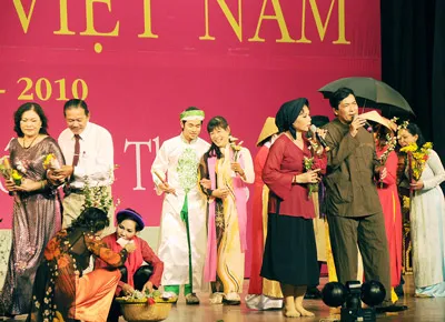 Hoạt cảnh từ bài thơ "Hà Nội vui nhất có chợ Đồng Xuân" chuyển thể hát xẩm do NSUT Hoàng Anh và Sỹ Hà cùng CLB Thơ ca quận Tân Bình biểu diễn. Ảnh: AD.