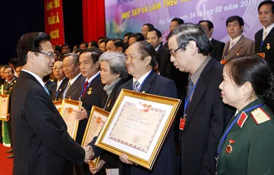 Thủ tướng Nguyễn Tấn Dũng trao danh hiệu Thầy thuốc nhân dân cho các cán bộ ngành y tế có nhiều đóng góp.