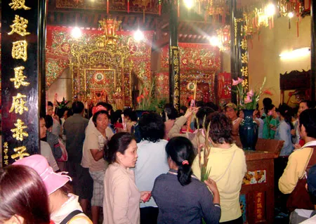 Bên trong chùa Bà Bình Dương.