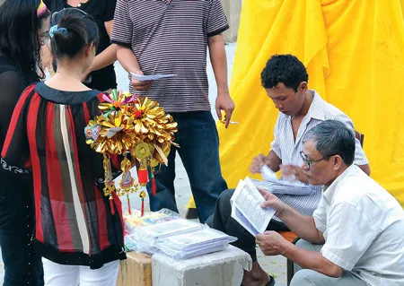 Sách tử vi, xem tướng số được bày bán ngay trong khuôn viên chùa ngày rằm. Ảnh: An Dung