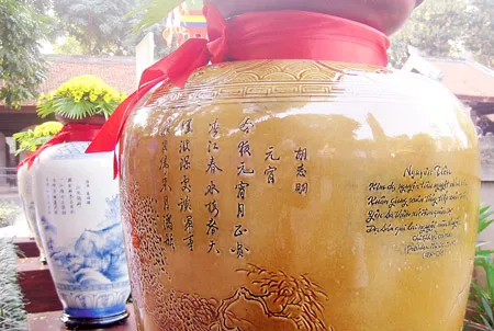 Khai mạc triển lãm thơ trên gốm