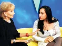“Octomom” (phải) và MC nổi tiếng của ABC Barbara Walters trong chương trình “The View”.