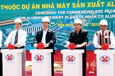 Prime Minister Nguyen Tan Dung (2nd, L) attends the groundbreaking ceremony of the construction of the Nhan Co alumina plant in Dak Nong Province on Feb. 28