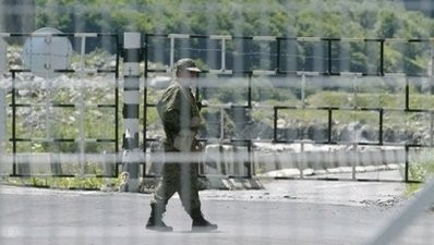 File photo shows a Russian guard on patrol at the Verkhny Lars checkpoint on the Georgia-Russia border. (AFP Photo)