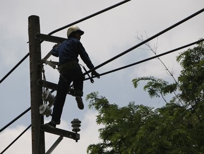 An electricity worker at work in Vietnam (File photo: Saigon Times)