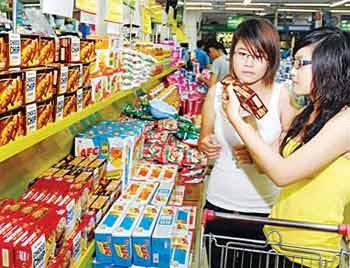 Shoppers at a supermarket in HCMC. Consumer spending has recently slowed down in the city as evidenced by reduced sales at many markets and shops. (Photo: SGGP)