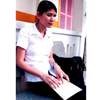 Men reviews her lessons before a new class (Photo: SGGP)