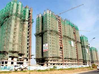 Multi-storey apartment blocks under construction in Nha Be District, HCM City. Faced with a frozen real estate market, investors are seeking solutions by investing in medium income projects.(Photo: SGGP)