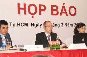 Bangkok Exhibition Services Ltd. managing director David Aitken (C) speaks at Tuesday’s press briefing about the two exhibitions, while VietCham Expo director Bui Thi Thuc Anh (R) and Italian trade commissioner Marco Saladini look on (Photo: Tuong Thuy)